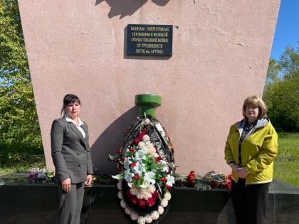 Представители администрация ДТСР г. Шахты возложили цветы к стеле воинам-энергетикам