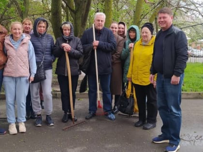 Депутат Александр Пономарев организовал субботник на территории ГБСМП в Ворошиловском районе Ростова