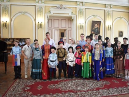 В преддверии Дня России ученики и преподаватели ДМШ им.П.И.Чайковского дали концерт для иностранных студентов  ЮРГТУ(НПИ).