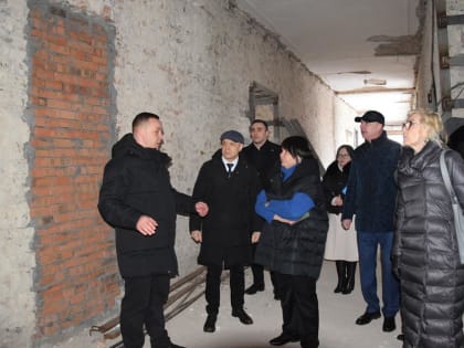 Депутат ЗСРО  Ирина Жукова и председатель городской Думы — глава города Шахты Константин Корнеев проверили ход ремонта школы №12