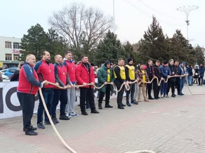 Команда избирательного округа №23 победила в соревнованиях по перетягиванию каната