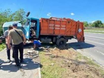 В Шахтах перевернулся мусоровоз