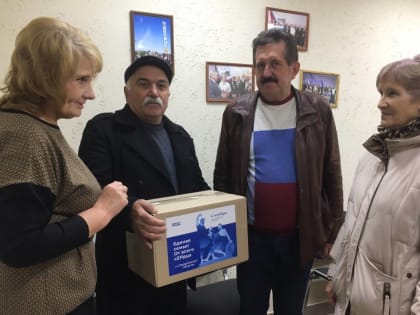 «Единая Россия» в Донецке вручила подарки семье мобилизованного и поздравила с Днем народного единства