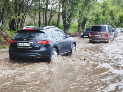 Целебная грязь: По Богатяновскому спуску в Ростове потекли потоки воды цвета фекалий