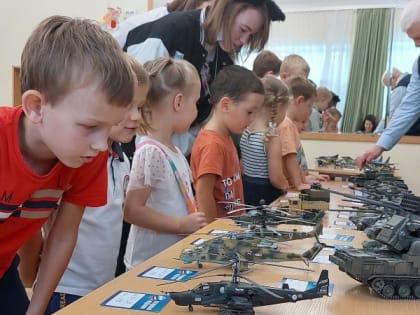 От «машинок» и «самолетиков» – к истории страны