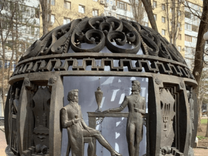 На улице Пушкинской в Ростове восстановили сломанный вандалами бронзовый шар