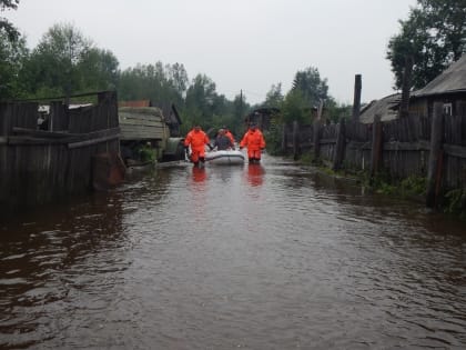 «Столб выше дерева»: в сети появилось видео порыва на трубе в Александровке в Ростове
