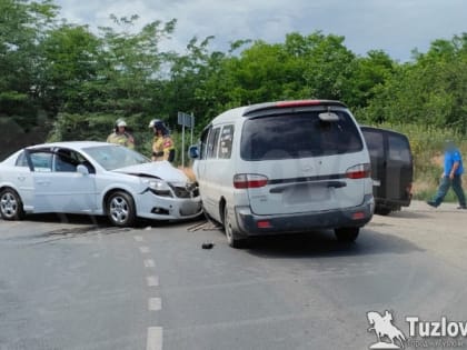 В Новочеркасске водитель иномарки на повороте выехал на полосу встречного движения и врезался в другой автомобиль