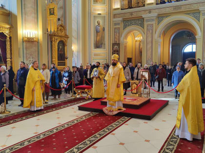 В Неделю 18-ю по Пятидесятнице епископ Таганрогский Артемий совершил  Божественную литургию  в кафедральном соборе Рождества Пресвятой  Богородицы г. Ростова-на-Дону