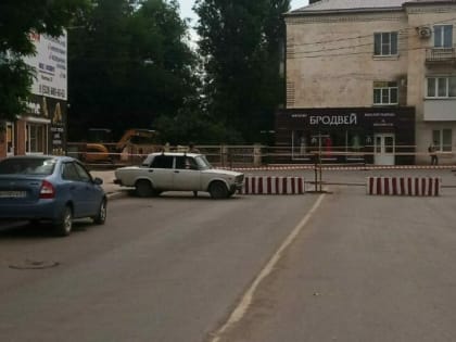 Срок временной схемы организации дорожного движения в центре Сальска, введённый в связи со строительством железнодорожного вокзала, продлён