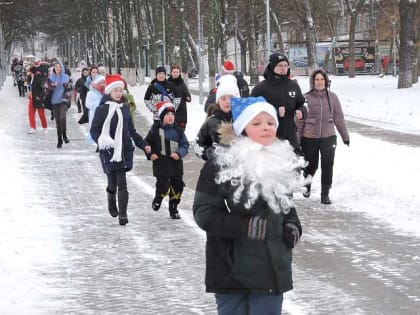 25 декабря в Александровском парке стартовали Деды Морозы