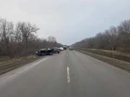 В Октябрьском районе на трассе водитель пострадал при лобовом столкновении