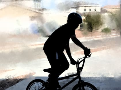 Водитель иномарки сбил школьника на велосипеде в центре Ростова