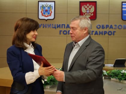 Василий Голубев вручил таганрожцам благодарственные письма губернатора