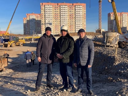 Депутаты «Единой России» проверили ход строительства школы в микрорайоне «Платовский»