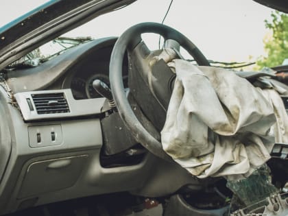 Легковушка смела столб и протаранила два авто на Нансена в Ростове 4 сентября