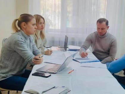 Единороссы Ленинского района провели прием граждан в ростовском социальном центре