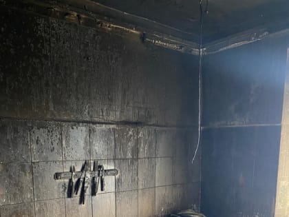 В Сальске случился пожар на пятом этаже многоквартирного жилого дома