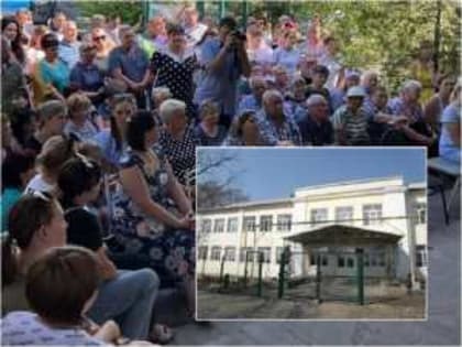 Жители поселка в городе Шахты протестуют против передачи церкви здания единственной школы
