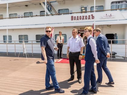 Теплоход «Константин Федин» пришвартовался к причалу в Таганроге