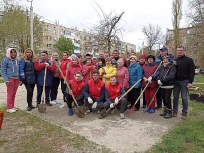Депутаты городской Думы вышли на субботник вместе с избирателями