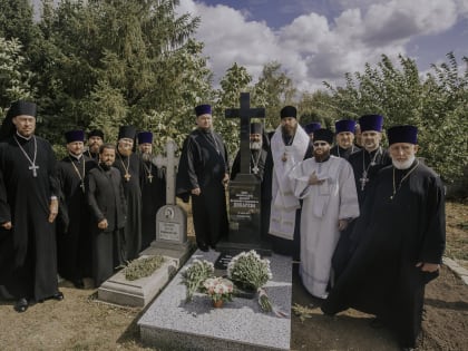 Викарий Ростовской епархии совершил заупокойную литию на месте погребения диакона Владимира Дикарева