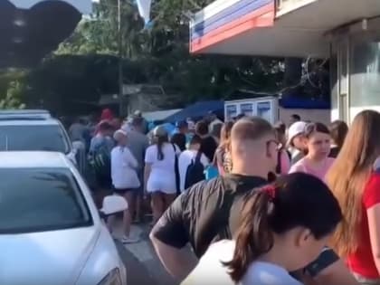 На российско-абхазской границе с раннего утра туристы стоят в длинных очередях