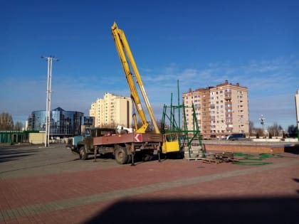 В Волгодонске начали устанавливать вторую новогоднюю елку – в новом городе