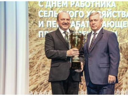 Усть-Донецкий район получил кубок лидера уборочной страды - 2022