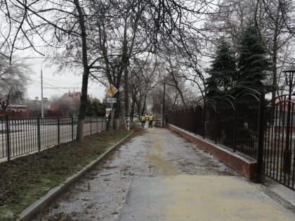 Борьба с непогодой: в Таганроге убирают упавшие деревья
