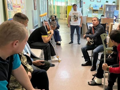 Донской поэт-песенник Сергей Жилин по приглашению «Единой России» выступил для военнослужащих в военном госпитале