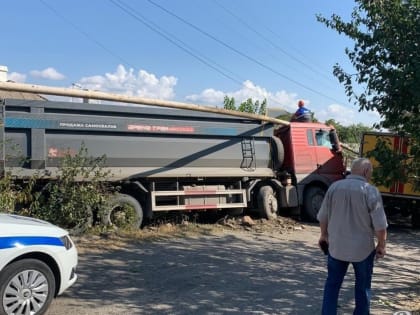 Водитель в Ростовской области подавился конфетой и снес деревья, опоры и забор