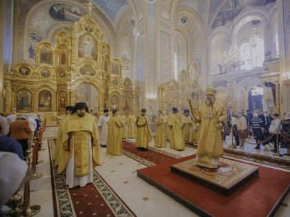 В Неделю пред Воздвижением Глава Донской митрополии совершил Божественную литургию в Ростовском кафедральном соборе