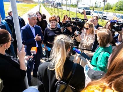 Алексей Логвиненко пообщался с жителями Левенцовки, чьи дети не попали в первый класс из-за нехватки мест