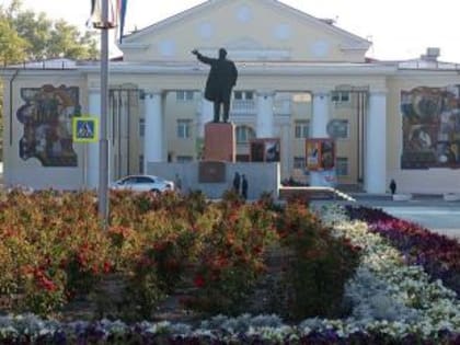 В Шахтах горит производственное здание «Глории Джинс»