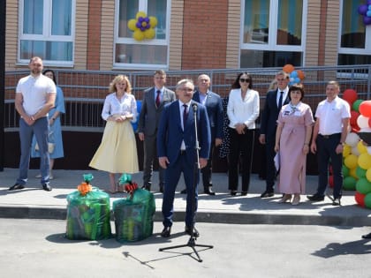 Председатель городской Думы – глава города Шахты Андрей Горцевской приехал на новоселье в детский сад на Мечникова,58 с подарками от депутатского корпуса