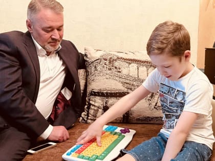 Депутат Магомед Дарсигов поздравил с окончанием учебного года «особенного» ребенка