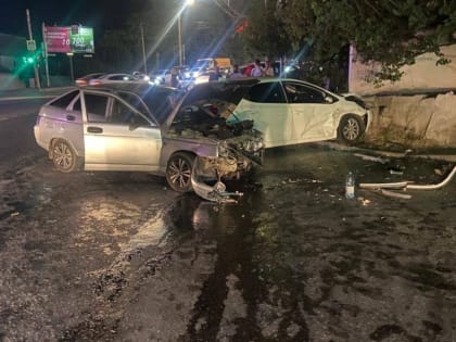 Два человека пострадали в жестком столкновении легковушек на Тракторной в Ростове