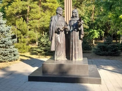 Дорогие волгодонцы! Примите искренние поздравления с Днем семьи, любви и верности!