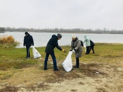 В Азове прошла уборка пляжа