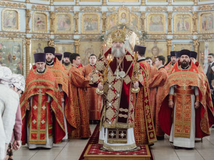 В пятницу Светлой седмицы митрополит Ростовский и Новочеркасский Меркурий совершил Литургию в Успенском храме г. Аксая