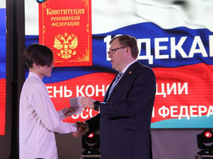 Александр Ищенко вручил первые паспорта пятнадцати юным батайчанам