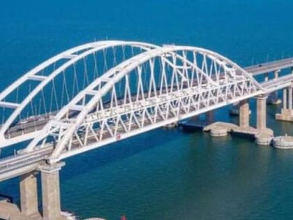 Пробки на Крымском мосту: автомобили стоят в очереди по несколько часов