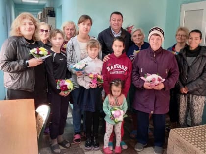 Депутат Армен Гаспарян поздравил с Днем матери эвакуированных в Ростовскую область жительниц ЛДНР