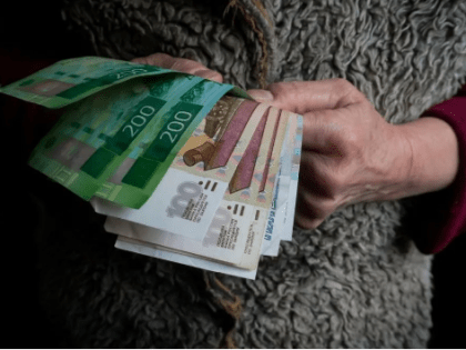 Миллион россиян стали получать пенсии на карты ВТБ