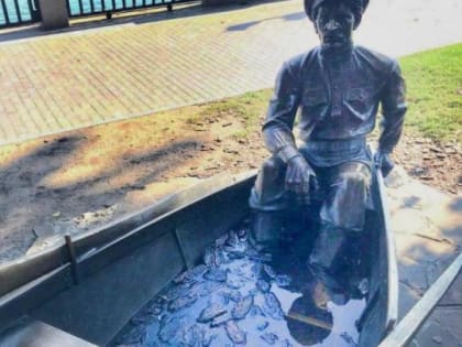 В Ростове скульптуру «Григорий и Аксинья в лодке» заливает грязная вода