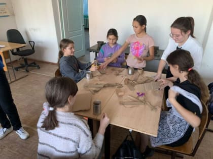 Тарасовские волонтеры приготовили новогодние открытки, подарки и «окопные свечи» для бойцов СВО