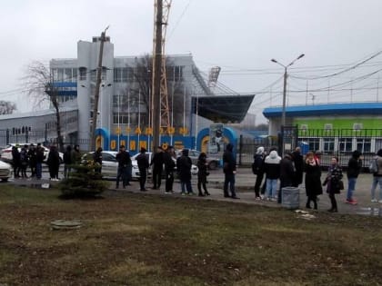 Ростовчане выстроились в длинные очереди за бесплатными билетами на футбол
