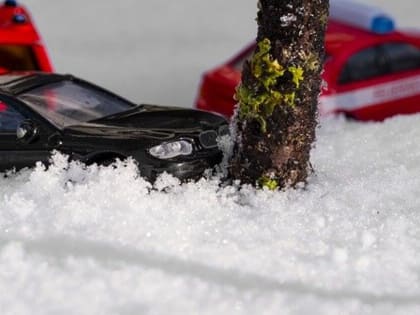 На Портовой в Ростове водитель погиб, врезавшись в уличный фонарь