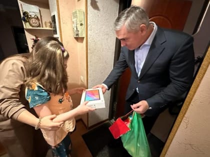 Депутат Ашот Хбликян исполнил новогоднее желание юной жительницы Ростова о планшете